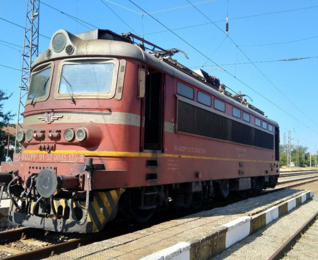 Нощният бърз влак от Варна за Пловдив престоямежду Безмер-Кермен заради лек проблем