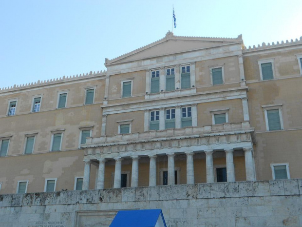 Атина сваля данъците върху доходите