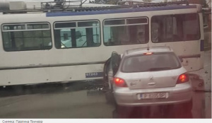 Мъж загина при катастрофа между лека кола и тролейбус в Русе