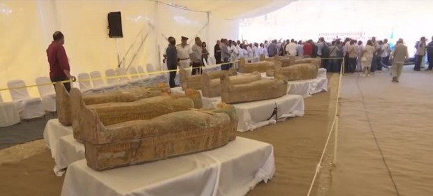 Археолози откриха 30 ковчега с мумии в уникална находка