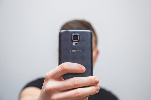 „Самсунг“ признаха: Технически проблем отключва телефона ви с чужд пръстов отпечатък
