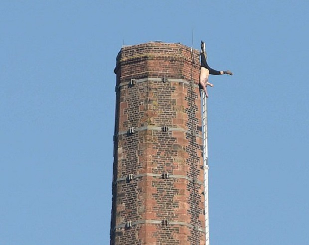 Мъж се заклещи в 80-метров комин в град Карлайл (СНИМКИ)