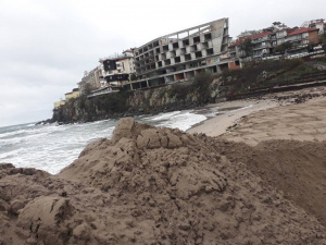 За часове дигата на Централния плаж в Стария Созопол почти изчезна