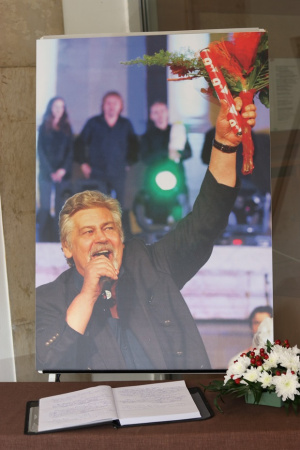 Съболезнователна книга в памет на Стефан Данаилов в централата на БСП