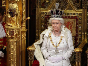 Британската кралица Елизабет Втора се отказва от трона в полза на принц Чарлз