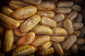 Какво ядем?: Мъж от Габрово намери картон в закупен хляб