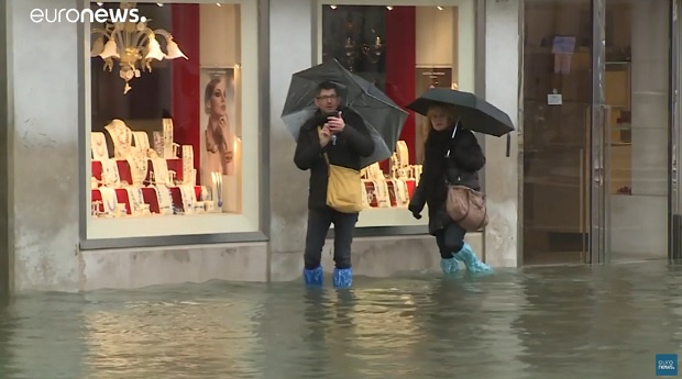 Венеция под вода, нивото доближава исторически рекорд (ВИДЕО)