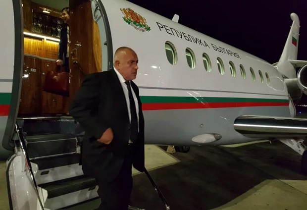 Малкият правителствен самолет с Борисов е приземен ръчно в София с отказала навигационна система