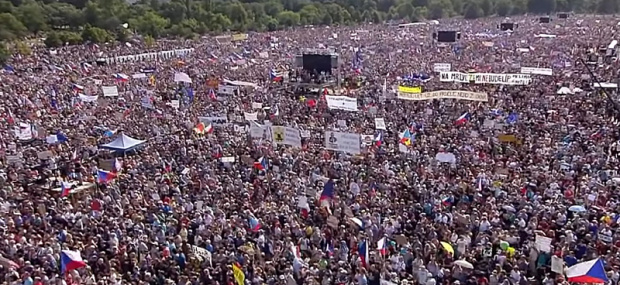 Над 200 000 души на площада искат оставката на премиера-милиардер на Чехия