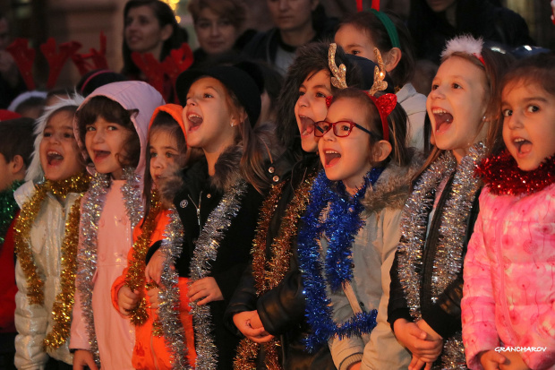 Децата на Велико Търново включиха коледната украса, над 1400 светлини обагрят града