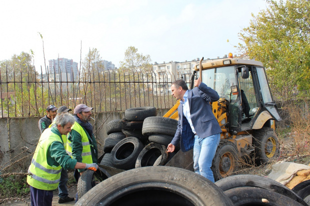 Кметът на Столипиново на война срещу обгазяването от горене на автомобилни гуми