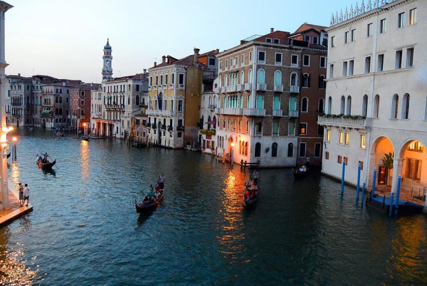 Туристите не спират да идват във Венеция въпреки наводненията