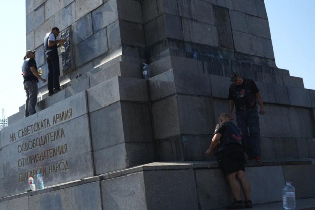 Вандали посегнаха на Паметника на Съветската армия