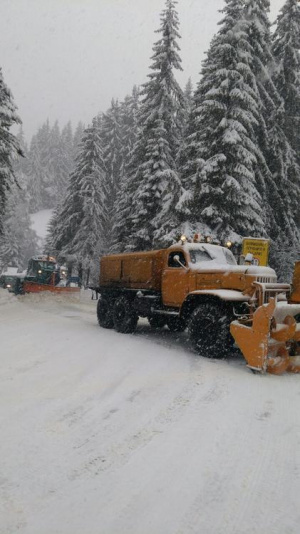 Над 1800 машини са в готовност за обработване на републиканските пътища при започналия снеговалеж
