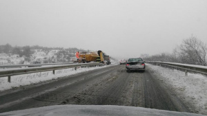Снегът скова пътищата из страната, няколко прохода спират камионите! Снегорините са в акция