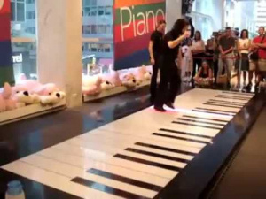 Най-голямото пиано в света ще свири до Коледа под тепетата