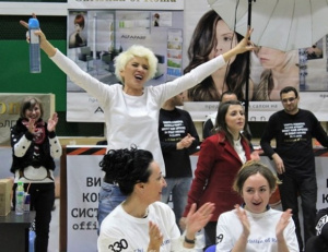 Ваня Иванова, записана в Гинес като най-бърза фризьорка, ще спасява онкоболно момче