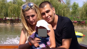Викторио, който жестоко уби 1-годишната си щерка и жена си, заплаши в съда родителите на Дарина