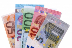 Преводите на евро валута в ЕС поевтиняват с до 10 пъти