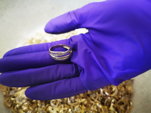 Митнически служители откриха над 10 кг златни накити в хладилни чанти