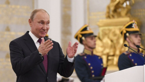 Българин вся смут на брифинга на Путин с викове, икона и знаме