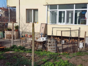 Мъж се обеси в двора на своята къща в Бургас, трупът виси на метри от детска градина