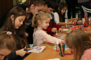 Деца от Велико Търново нарисуваха и изписаха 1000 коледни картички