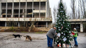За сефте след аварията! Сложиха коледна елха край Чернобил