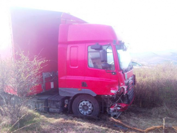 Мъж се натресе с колата си в румънски ТИР и загина