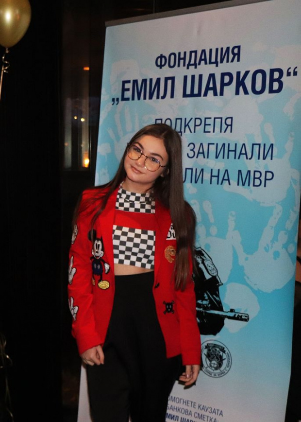 Вдовицата на Емил Шарков доведе Коледа за децата на загинали полицаи