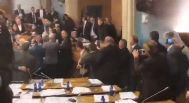 (ВИДЕО) Див екшън, бой и сълзотворен газ в Парламента на Черна гора