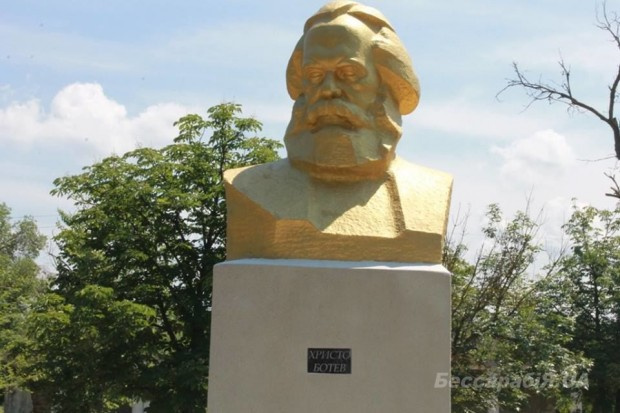 В Украйна превърнаха паметник на Карл Маркс в такъв на Христо Ботев