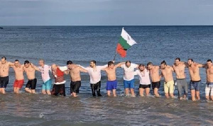 Българите в Чикаго скочиха за кръста в езерото Мичиган