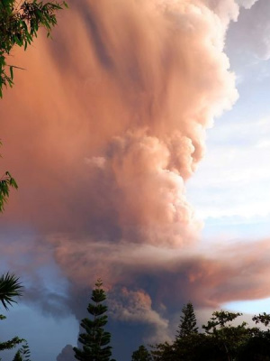 Снимки, които показват ужасяващата сила на вулкана Таал, който изригна във Филипините