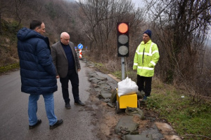 Инсталираха светофар при свлачището на Асенова крепост