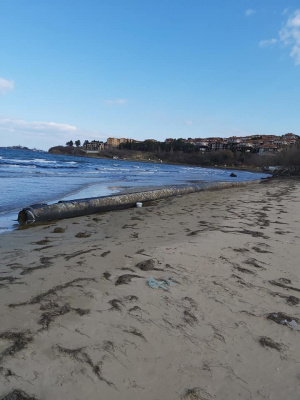 Гадост в Созопол: Фекална тръба изплува насред плажа (СНИМКИ)