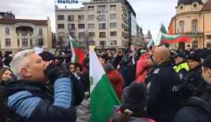 Протест на ресторантьори и хотелиери блокира центъра на София, има сблъсъци