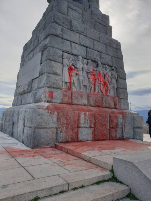 Омазаха паметника на Альоша в Пловдив с червена боя, Зико се възмути
