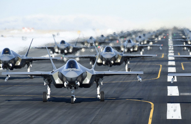 САЩ напомпа мускули с демонстрация на 52 стелта F-35, които могат да сринат Иран