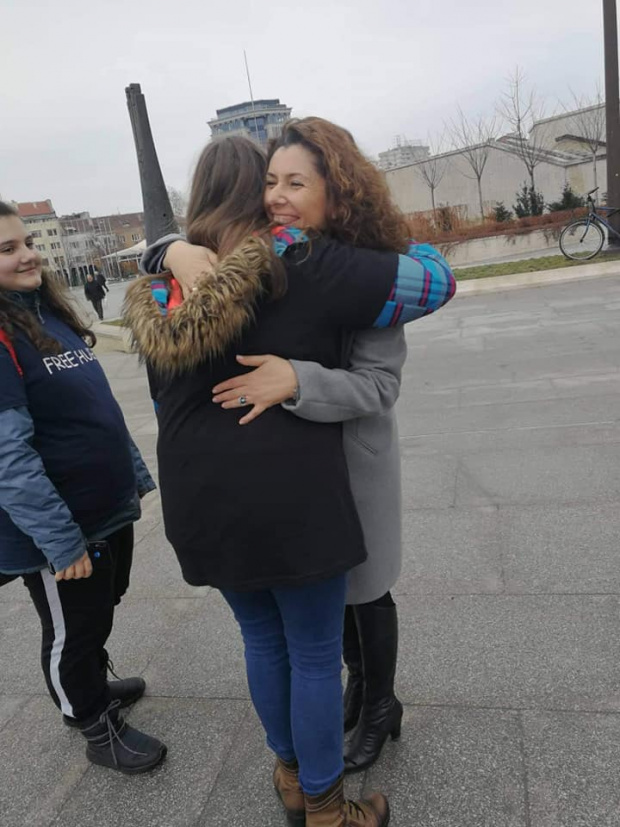 Ученици подаряват топли прегръдки по повод Международния ден на прегръдката