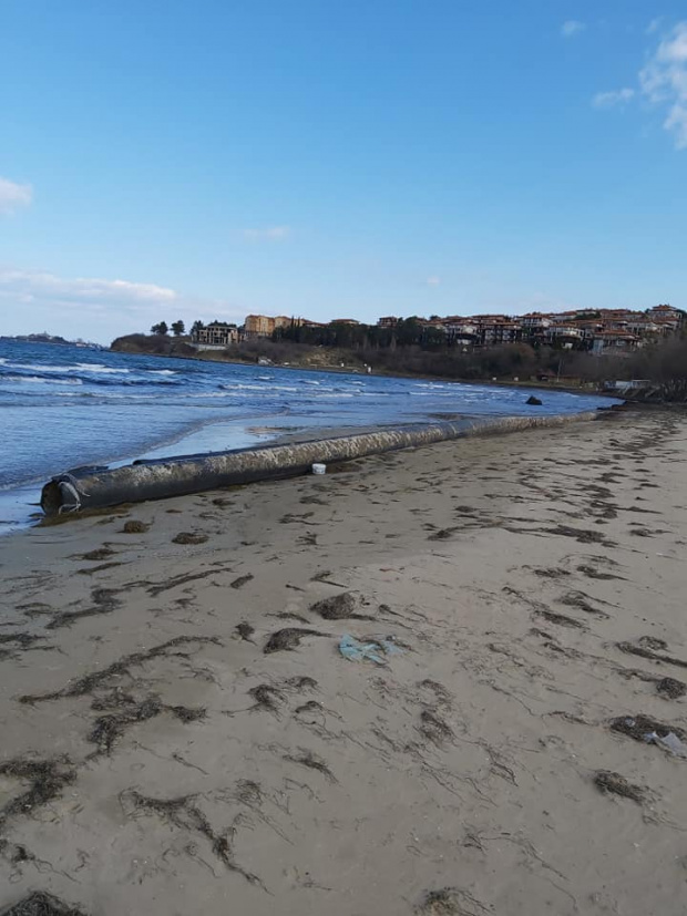Гадост в Созопол: Фекална тръба изплува насред плажа (СНИМКИ)