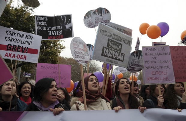 Скандално! В Турция прокарват закон наречен "омъжи се за твоя изнасилвач"