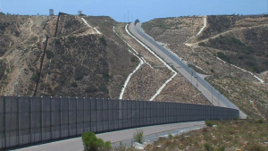 Тръмп: Вече има стена на 200 км от границата с Мексико