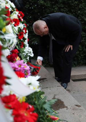 Борисов поднесе цветя пред паметника на Васил Левски в София