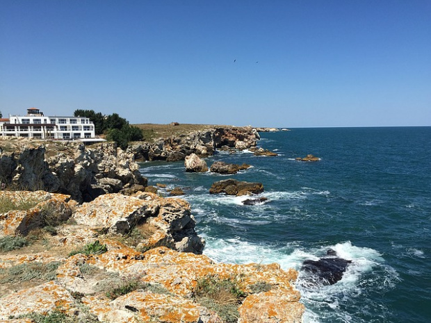 Строителство до живописните скали на брега в село Тюленово