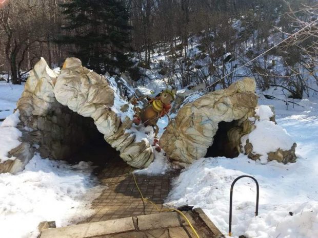 Рухна огромна конструкция на входа на пещера Леденика