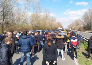Десетки протестиращи блокираха пътя Бургас - Созопол