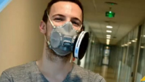 Бг студентът Сашо Лазаров изобрети супер маска и стана "герой на нашето време" в Чехия