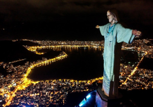 Статуята на Исус Христос в Рио де Жанейро облече лекарска престилка