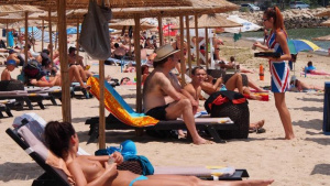 Безплатна сянка и шезлонг на плажа, ако коронавирусът доведе до късни морски почивки